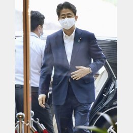 「お腹痛い」は自業自得（27日、首相官邸に入る安倍首相）／（Ｃ）共同通信社