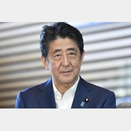 連続在職歴代最長で、記者団の質問に答える安倍首相（Ｃ）共同通信社