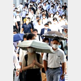 真夏でもマスク着用…（Ｃ）日刊ゲンダイ