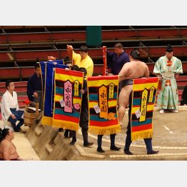 無観客でも懸賞金を出した（Ｃ）日刊ゲンダイ