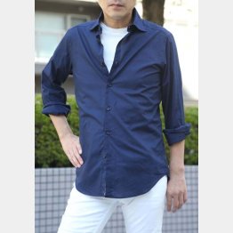 濃色と白の組み合わせで若々しく（Ｃ）日刊ゲンダイ