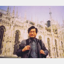 ミラノ大聖堂の前で（森田義之さん）／（提供写真）