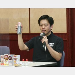 うがい薬の使用を呼びかけた吉村知事（Ｃ）共同通信社