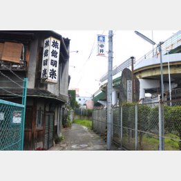 多くの芸人が住んだ「てんのじ村」と記念碑（Ｃ）日刊ゲンダイ