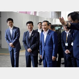 ひたすら礼賛（右から、菅官房長官、松井大阪市長、吉村大阪府知事＝2019年G20サミット会場視察で）／（Ｃ）共同通信社