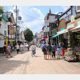 夏休み最後の週末とは思えない旧軽井沢銀座（Ｃ）日刊ゲンダイ