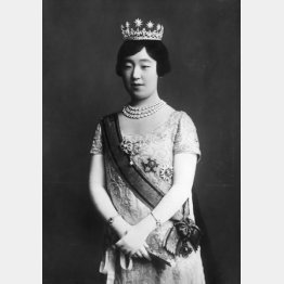 正装した香淳皇后・良子（昭和天皇の皇后＝御大典を前に配布された写真。1928年、宮内庁提供）