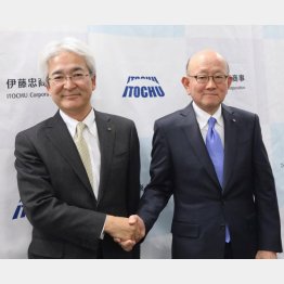 伊藤忠の鈴木善久社長（左）と岡藤正広会長（Ｃ）共同通信社