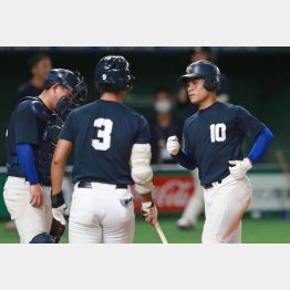 6日の東京ドームでの練習会で本塁打を放つ青藍泰斗・石川（10番）と東海大甲府・渡部（3番）／（Ｃ）日刊ゲンダイ