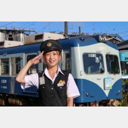 袖山里穂さん（製造から60年以上経つ車両の前で）／（Ｃ）日刊ゲンダイ