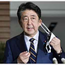 まさか元気ハツラツ！？（記者団の取材に応じる安倍首相）／（Ｃ）共同通信社