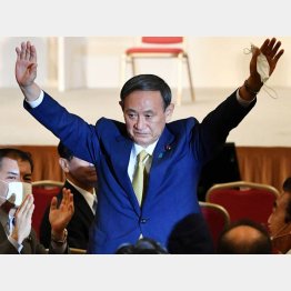 勝利の直後、先ずは安倍首相を称え、安倍首相そっくりのフレーズで挨拶をする菅義偉新総裁（Ｃ）JMPA