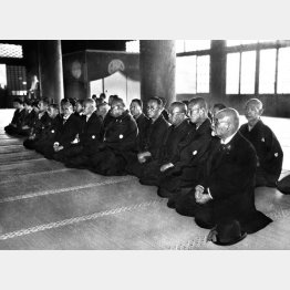 原敬前総裁の三周忌に出席した政友会幹部。前列右から高橋是清総裁、田中義一陸相、徳川家達貴族院議長、山本達夫、野田卯太郎、中橋徳五郎、後列右は大岡育造（1923年11月4日、東京・芝の増上寺）／（Ｃ）共同通信社