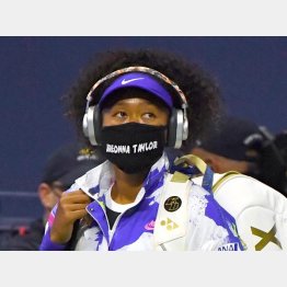 ブレオナ・テイラーさんの名前入りマスクをつけて登場した大坂なおみ（Ｃ）ロイター／USA TODAY Sports