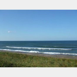 北浜駅付近でオホーツク海沿いを走る（Ｃ）日刊ゲンダイ