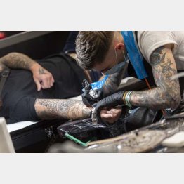 仏リールで行われた第5回国際タトゥー・コンベンションでのタトゥー・アーティスト（Ｃ）ロイター／USA TODAY Sports／Abaca