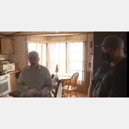 カルロスさん（右）からのプレゼントに驚くダーリンさん（ＫＳＬのツイッターから）