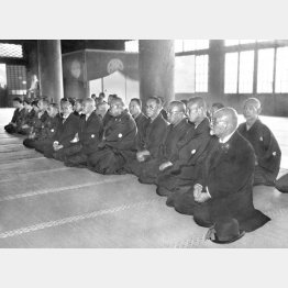 原敬前総裁の3周忌に出席した政友会幹部。前列右から高橋是清総裁、田中義一陸相、徳川家達貴族院議長、山本達夫氏、野田卯太郎氏、中橋徳五郎氏、後列右は大岡育造氏（1923年11月4日、東京・芝の増上寺）／（Ｃ）共同通信社