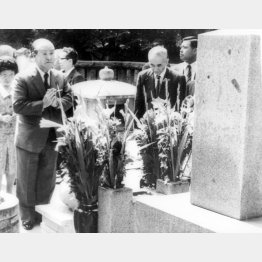 原敬の墓にお参りする岩手県出身の鈴木善幸首相（1982年、盛岡市・大慈寺）／（Ｃ）共同通信社