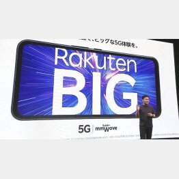 独自開発した５Ｇ対応端末を発表する楽天の三木谷浩史会長兼社長（Ｃ）共同通信社