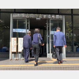 弁護士ときっき財務局へ（撮影・相澤冬樹）