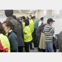 確定申告に訪れた人たちで混雑する品川税務署（Ｃ）共同通信社