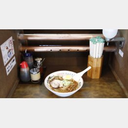 ビジュアル面にも配慮したカウンター（Ｃ）日刊ゲンダイ