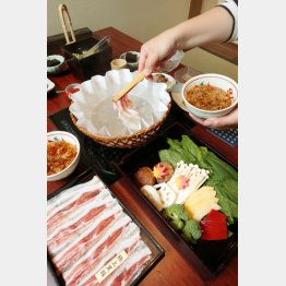 出汁のつけだれで食べる「出汁しゃぶ」（Ｃ）日刊ゲンダイ