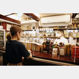 アクリル板は営業前に毎日磨く。グラスを磨くほうが気が楽とも（Ｃ）日刊ゲンダイ