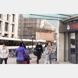 スイス・ジュネーブの金融街を歩く人たち（Ｃ）共同通信社