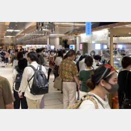 「Go To」で混雑する金沢駅構内（9月の連休）／（Ｃ）日刊ゲンダイ