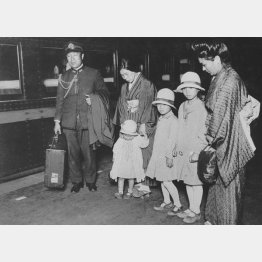 ロンドン海軍軍縮条約に反対し割腹自殺した海軍軍令部参謀の草刈英治少佐の遺族が帰京したときの様子＝1930（昭和5）年5月20日、東京駅（日本電報通信社撮影）