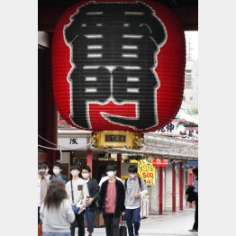 浅草の雷門を訪れる人たち（Ｃ）共同通信社