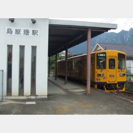 島原鉄道のディーゼルカーと島原港駅（Ｃ）日刊ゲンダイ
