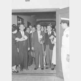 巣鴨拘置所から仮出所するＡ級戦犯の橋本欣五郎、鈴木貞一、賀屋興宣の各氏（左から、1955年9月17日）／（Ｃ）共同通信社