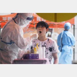 中国・武漢市では9日間で約900万人（検査を受ける市民＝5月）／（Ｃ）共同通信社