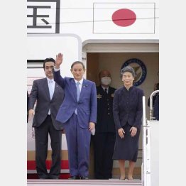 所信表明もせず初の外遊へ出発（18日、菅首相夫妻）／（Ｃ）共同通信社