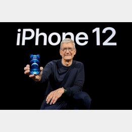 5G初対応の「iPhone12プロ」を披露するクックCEO（Ｃ）ロイター＝共同