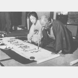 朝鮮総督就任を受諾し、自宅で揮毫する宇垣一成（1931年6月17日＝日本電報通信社撮影）