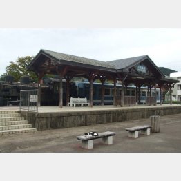 蒸気機関車と客車が展示されている小松島駅（Ｃ）日刊ゲンダイ