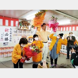 支持者らと当選を喜ぶ中根康治氏（同氏事務所提供）