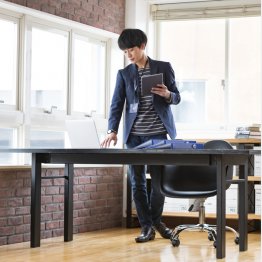 レンタルしたテーブルとイスで在宅も快適（写真はイメージ）／（Ｃ）PIXTA