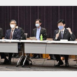 新型コロナウイルス感染症対策分科会（前列右から、西村経済再生相、尾身茂会長）／（Ｃ）共同通信社