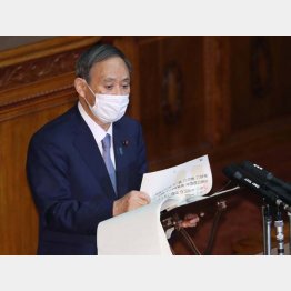 原稿を手に読んでいたのに…（26日、所信表明演説をする菅首相）／（Ｃ）日刊ゲンダイ