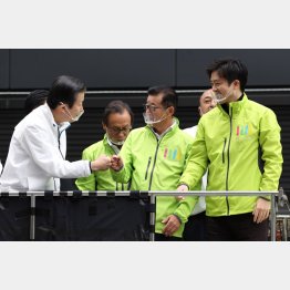 グータッチの契り（街頭演説に駆け付けた、左から、公明党の山口代表、大阪の松井市長と吉村府知事）／（Ｃ）日刊ゲンダイ