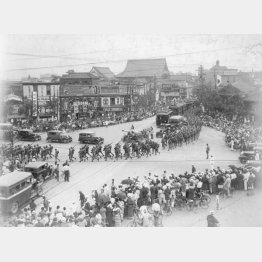 満州事変1周年記念日。大阪市内の信濃橋交差点を行進する皇軍（1932年9月18日＝日本電報通信社撮影）