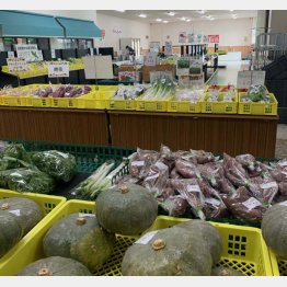 直営農場の野菜が並ぶ（提供写真）