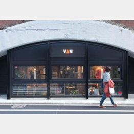9月にオープンした「VANショップ日比谷」／（Ｃ）日刊ゲンダイ