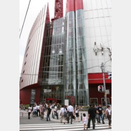 10月23日、大阪・梅田で女子大生が飛び降りに巻き込まれた（写真は現場となった商業施設）／（Ｃ）日刊ゲンダイ