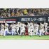 3年ぶりのパ・リーグ優勝を決め、ベンチを飛び出すソフトバンクナイン（Ｃ）共同通信社